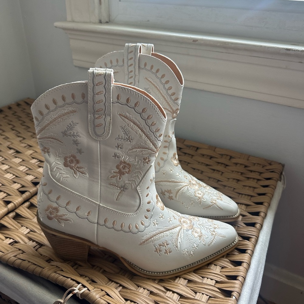 Women's Embroidered Western Boots - White
